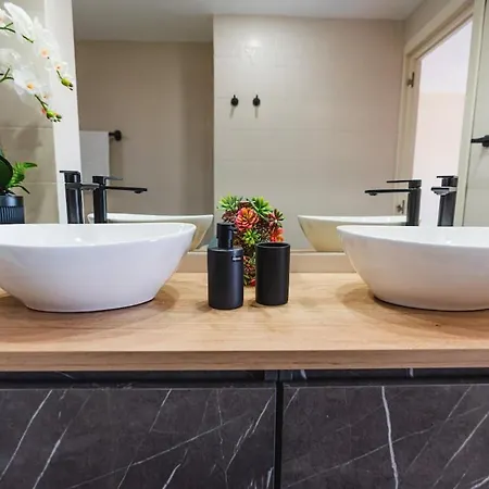 11 By Lirios Village - Fantastic Location, Private Pool, Ping Pong Table & Villa *